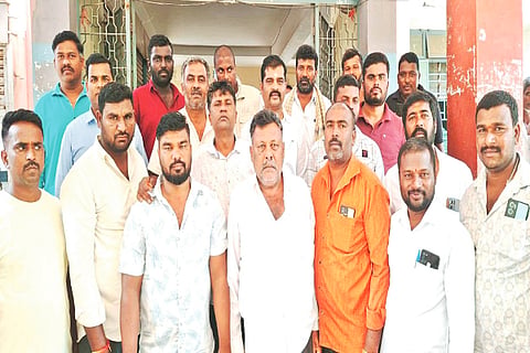ಬೆಳೆ ಸಮೀಕ್ಷೆ ಸರ್ವೇ ಕಾರ್ಯ ಸರಿಪಡಿಸಿಕೊಡುವಂತೆ ಒತ್ತಾಯಿಸಿ ಬಿ.ಕೋಡಿಹಳ್ಳಿ ಗ್ರಾಮದ ರೈತರು ಒತ್ತಾಯಿಸಿದರು