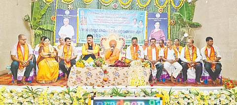 ಕಾರ್ಗಲ್‌ನ ಶ್ರೀಚೌಡೇಶ್ವರಿ ಕಲ್ಯಾಣ ಮಂಟಪದಲ್ಲಿ ಏರ್ಪಡಿಸಿದ್ದ ಸಾಮೂಹಿಕ ಸತ್ಯನಾರಾಯಣ ಪೂಜೆ ಹಾಗೂ ಧಾರ್ಮಿಕ ಸಭಾ ಕಾರ್ಯಕ್ರಮದಲ್ಲಿ ಶ್ರೀ ಸಿದ್ಧವೀರ ಸ್ವಾಮೀಜಿ ಆಶೀರ್ವಚನ ನೀಡಿದರು. ಗೋಪಾಲಕೃಷ್ಣ ಬೇಳೂರು, ಹರತಾಳು ಹಾಲಪ್ಪ, ದಿನೇಶ್ ಆರೋಡಿ,   ಗಿರೀಶ್, ಬಿ.ಸಿ.ಲಕ್ಷ್ಮೀನಾರಾಯಣ್, ಮೋಹನ್‌ಕುಮಾರ್, ಲಕ್ಷ್ಮೀ ರಾಜು ಇತರರಿದ್ದರು.