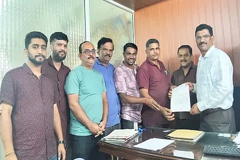 ಬೀದಿದೀಪ, ಸಾರ್ವಜನಿಕ ಶೌಚಗೃಹ ಅವ್ಯವಸ್ಥೆ ಸರಿಪಡಿಸುವಂತೆ ಒತ್ತಾಯಿಸಿ ಜೋಗ-ಕಾರ್ಗಲ್ ಪಪಂ ಮುಖ್ಯಾಧಿಕಾರಿ ಸುರೇಶ್ ಅವರಿಗೆ ವರ್ತಕರ ಸಂಘದ ಪದಾಧಿಕಾರಿಗಳು ಮನವಿ ಸಲ್ಲಿಸಿದರು. ಪಾರ್ಶ್ವನಾಥ ಜೈನ್, ಪ್ರಸನ್ನ ಶೇಟ್, ಕೃಷ್ಣ ಮಹಾಲೆ ಇತರರಿದ್ದರು.