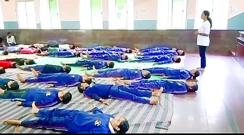 ಕಿತ್ತೂರು ಕಿನಾವಿವ ಸಂಘದ ಕಲಾ ಮತ್ತು ವಾಣಿಜ್ಯ ಮಹಾವಿದ್ಯಾಲಯದಲ್ಲಿ ಯೋಗ ದಿನದ ಅಂಗವಾಗಿ ವಿದ್ಯಾರ್ಥಿಗಳು ಯೋಗಾಸನ ಮಾಡಿದರು. ಜಗದೀಶ ವಸದ, ನಾಗರಾಜ ಎಚ್.ಕೆ., ರಾಮಬಾವು, ಎಂ.ಜಿ.ಹಿರೇಮಠ, ಯೋಗ ಶಿಕ್ಷಕಿ ಸೌಮ್ಯಾ ರಾಘವೇಂದ್ರ ಇತರರಿದ್ದರು.