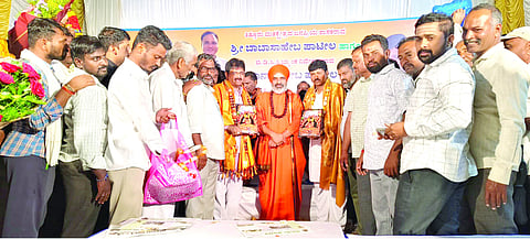 ಎಂ.ಕೆ.ಹುಬ್ಬಳ್ಳಿ ಪಟ್ಟಣದಲ್ಲಿ ಹಮ್ಮಿಕೊಂಡಿದ್ದ ಕಾರ್ಯಕ್ರಮದಲ್ಲಿ ಜನ್ಮದಿನದ ನಿಮಿತ್ತ ಶಾಸಕ ಬಾಬಾಸಾಹೇಬ ಪಾಟೀಲ ಹಾಗೂ ಬಿಡಿಸಿಸಿ ಬ್ಯಾಂಕ್ ನಿರ್ದೇಶಕ ನಾನಾಸಾಹೇಬ ಪಾಟೀಲ ಅವರಿಗೆ ನಿಜಗುಣಾನಂದ ಸ್ವಾಮೀಜಿ ಆಶೀರ್ವದಿಸಿದರು. ಸಂಗನಗೌಡ ಪಾಟೀಲ, ಶಂಕರ ಹೊಳಿ, ಮುದುಕಪ್ಪ ಮರಡಿ ಇತರರಿದ್ದರು.