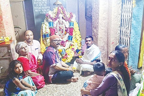 ಕಿಕ್ಕೇರಿಯ ಸುಗಮ ಸಂಗೀತ ಗಾಯಕ ಡಾ.ಕಿಕ್ಕೇರಿ ಕೃಷ್ಣಮೂರ್ತಿ ದುಬೈನಲ್ಲಿ ಜು.26ರಂದು ಆಯೋಜಿಸಿರುವ ಕನ್ನಡ ಸಂಸ್ಕೃತಿ ಸಮ್ಮೇಳನಕ್ಕೆ ಗಾಯಕರಾಗಿ ತೆರಳುತ್ತಿದ್ದ ಸಂದರ್ಭದಲ್ಲಿ ಗ್ರಾಮದೇವಿ ಕಿಕ್ಕೇರಮ್ಮ ಅವರಿಗೆ ಇತ್ತೀಚೆಗೆ ವಿಶೇಷ ಪೂಜೆ ಸಲ್ಲಿಸಿ ಆಶೀರ್ವಾದ ಪಡೆದರು. 