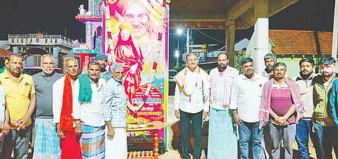 ಕಿಕ್ಕೇರಿ ಹೋಬಳಿಯ ಲಿಂಗಾಪುರ ಗ್ರಾಮದಲ್ಲಿ ಬುಧವಾರ ಸಿದ್ಧಗಂಗಾ ಶ್ರೀಗಳ 7ನೇ ಪುಣ್ಯಸ್ಮರಣೆ ಕಾರ್ಯಕ್ರಮ ಆಯೋಜಿಸಲಾಗಿತ್ತು. ಮಲ್ಲಿಕಾರ್ಜುನ, ಜ್ಯೋತಿ ಹರೀಶ್, ರಾಜಣ್ಣ, ರುದ್ರೇಶ್, ಹರೀಶ್, ನಾಗೇಶ್, ಮಹೇಶ್, ರಾಜು, ಸಾಗರ್, ಶಿವಣ್ಣ, ಯಡಿಯೂರಪ್ಪ ಇದ್ದರು.