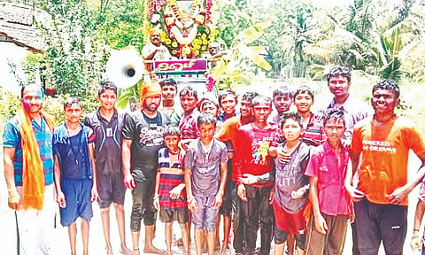 ಕಿಕ್ಕೇರಿ ಹೋಬಳಿಯ ಊಗಿನಹಳ್ಳಿಯಲ್ಲಿ ಈಚೆಗೆ ಜರುಗಿದ ಹನುಮಂತೋತ್ಸವದಲ್ಲಿ ಮಕ್ಕಳೊಂದಿಗೆ ಹಿರಿಯರು ಬಣ್ಣದ ಓಕುಳಿಯೊಂದಿಗೆ ಸಂಭ್ರಮಿಸಿದರು.