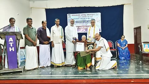 ಕೂಟಮಹಾ ಜಗತ್ತು ಸಾಲಿಗ್ರಾಮ ಕಳಸ-ಬಾಳೆಹೊಳೆ ಅಂಗ ಸಂಸ್ಥೆಯಿಂದ ಮಾವಿನಕುಡಿಗೆ ವೇದಬ್ರಹ್ಮ ಸುಬ್ರಹ್ಮಣ್ಯ ಭಟ್ಟರಿಗೆ ಮರಣೋತ್ತರ ಪ್ರಶಸ್ತಿಯನ್ನು ಅವರ ಪತ್ನಿ ಶಾರದಾಗೆ ಪ್ರದಾನ ಮಾಡಲಾಯಿತು. ಗಣೇಶಮೂರ್ತಿ ನಾವುಡ, ಲೀಲಾವತಿ, ಜಯಗಣಪತಿ ಹೆಬ್ಬಾರ್ ಇದ್ದರು. 