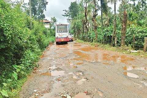 ಗುಂಡಿಮಯವಾಗಿರುವ ಕಳಸ ಹೊರನಾಡು ಮುಖ್ಯ ರಸ್ತೆ.