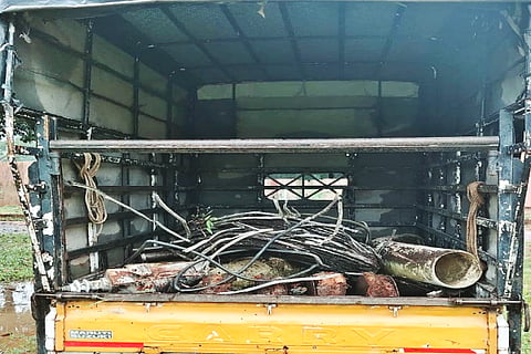 ಕುದುರೆಮುಖದಲ್ಲಿ ಗುಜರಿ ಸಾಮಾನುಗಳನ್ನು ಕದ್ದು ಸಾಗಿಸುತ್ತಿರುವುವುದು.