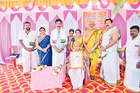ಸಂಸೆ ಶ್ರೀ ಸರ್ವಸಿದ್ಧಿ ಮಹಾಗಣಪತಿ ಸ್ವಾಮಿ ಜೀರ್ಣಾಷ್ಠಬಂಧ ಮತ್ತು ಹಾಗೂ ಬ್ರಹ್ಮ ಕುಂಭಾಭಿಷೇಕ ಮಹೋತ್ಸವದಲ್ಲಿ  ಅರ್ಚಕ ವೆಂಕಟೇಶ್ ರಾವ್ ಬರಗೋಡು ಅವರನ್ನು ಸನ್ಮಾನಿಸಲಾಯಿತು. ಪಿ.ಎನ್.ರಾವುನ್ನಿ, ಶ್ರೀಮತಿ ರಾಜಲಕ್ಷ್ಮಿ ಜಿ ಜೋಷಿ, ಜೀವನ್ ಇದ್ದರು.