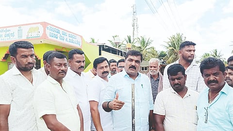 ಕೆ.ಆರ್.ಪೇಟೆ ತಾಲೂಕಿನ ಬೂಕನಕೆರೆ ಹೋಬಳಿಯ ನಾಟನಹಳ್ಳಿ, ಬಿ.ಬಾಚಹಳ್ಳಿ, ಹೆಮ್ಮಡಹಳ್ಳಿ ಗ್ರಾಮಗಳಲ್ಲಿ ರಸ್ತೆ ಅಭಿವೃದ್ಧಿ ಕಾಮಗಾರಿಗಳಿಗೆ ಶಾಸಕ ಎಚ್.ಟಿ.ಮಂಜು ಭೂಮಿ ಪೂಜೆ ನೆರವೇರಿಸಿದರು. ಜೆಡಿಎಸ್ ಮುಖಂಡ ಬೋರ್‌ವೆಲ್ ಮಹೇಶ್, ಲೋಕೋಪಯೋಗಿ ಇಲಾಖೆಯ ಎಇಇ ರಾಝಿಕಾ, ಇಂಜಿನಿಯರ್ ಬಸವೇಗೌಡ, ಎನ್.ಆರ್.ರಮೇಶ್, ಬಳ್ಳೇಕೆರೆ ಮನು, ಎಚ್.ಡಿ.ಅಶೋಕ್, ಯುವ ಮುಖಂಡ ಶರತ್ ಚಂದ್ರ ಇತರರು ಇದ್ದರು.