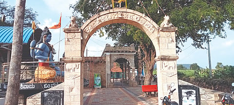 ಕೊಳವಿ ಗ್ರಾಮದ ಶ್ರೀ ಗೂಳಿ ಬಸವೇಶ್ವರ ದೇವಸ್ಥಾನ.
