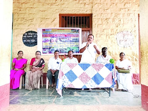  ಮಮದಾಪುರ ಸರ್ಕಾರಿ ಕನ್ನಡ ಹಿರಿಯ ಪ್ರಾಥಮಿಕ ಶಾಲೆಯಲ್ಲಿ ಹಮ್ಮಿಕೊಂಡಿದ್ದ ಮಲೇರಿಯಾ ವಿರೋಧಿ ಮಾಸಾಚರಣೆ ಕಾರ್ಯಕ್ರಮದಲ್ಲಿ ಆರ್.ಬಿ. ಬಸಾಪುರ, ಎ.ಪಿ.ಜರಳಿ, ಭಾರತಿ ಮಿರ್ಜಿ, ಮಹಾದೇವಿ ಕಂಬಿ, ಶೋಭಾ ಗಾಣಗಿ ಇತರರಿದ್ದರು.