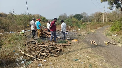  ಕಿತ್ತೂರು ನಗರದ ಹೊರ ವಲಯದಲ್ಲಿ ಕೆರೆಯ ಬಳಿ ರಸ್ತೆ ಬದಿಯಲ್ಲಿ ಅಂತ್ಯಸಂಸ್ಕಾರ ನೆರವೇರಿಸುತ್ತಿರುವ ಸಾರ್ವಜನಿಕರು.