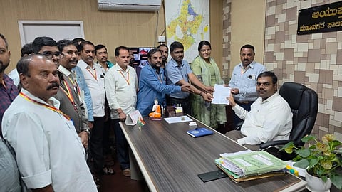 ಮಹಾನಗರ ಪಾಲಿಕೆ ಆಯುಕ್ತ ಕಾರ್ತಿಕ ಎಂ.ಗೆ ನೌಕರರು ಮನವಿ ಸಲ್ಲಿಸಿದರು. ಲಕ್ಷಿ$್ಮ ಸುಳಗೇಕರ, ಸಾಗರ ಕಾಂಬಳೆ, ಎಸ್​.ಎಸ್​.ಪಾಟೀಲ ಇತರರಿದ್ದರು.