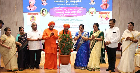 ಬೆಳಗಾವಿ ಶಿವಬಸವ ನಗರದ ಎಸ್.ಜಿ.ಸಂಬರಗಿಮಠ ಸಭಾಭವನದಲ್ಲಿ ಪ್ರಶಸ್ತಿ ಪ್ರದಾನ ಸಮಾರಂಭವನ್ನು ಡಾ.ತೋಂಟದ ಸಿದ್ಧರಾಮ ಸ್ವಾಮೀಜಿ ಉದ್ಘಾಟಿಸಿದರು. ಡಾ.ಅಲ್ಲಪ್ರಭು ಸ್ವಾಮೀಜಿ, ಪ್ರೀತಿ ಕಾಮಕರ, ಹನುಮಂತ ಕೊಂಗಾಲಿ ಇತರರಿದ್ದರು.