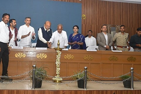  ಜಿಲ್ಲಾಡಳಿತ ಮತ್ತು ಕೊಡಗು ಜಿಲ್ಲಾ ಪಂಚಾಯತ್ ವತಿಯಿಂದ ಪಂಚ ಗ್ಯಾರಂಟಿ ಯೋಜನೆಗಳ ಅನುಷ್ಠಾನ ಕುರಿತು ಏರ್ಪಡಿಸಿದ್ದ ಜಿಲ್ಲಾ ಮಟ್ಟದ ಗ್ಯಾರಂಟಿ ಕಾರ್ಯಗಾರ ಮತ್ತು ಗ್ಯಾರಂಟಿ ಉತ್ಸವ ಕಾರ್ಯಕ್ರಮವನ್ನು ಸಚಿವ ಎನ್.ಎಸ್. ಬೋಸರಾಜು ಉದ್ಘಾಟಿಸಿದರು. ಡಾ. ಮಂತರ್ ಗೌಡ, ಎ.ಎಸ್. ಪೊನ್ನಣ್ಣ, ಹೆಚ್.ಎಂ. ರೇವಣ್ಣ, ಡಾ. ಪುಷ್ಪ ಅಮರನಾಥ್, ವೆಂಕಟ್ ರಾಜಾ, ಕೆ. ರಾಮರಾಜನ್ ಇದ್ದರು