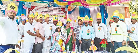 ಗುಡಿಹಾಳ ಸರ್ಕಾರಿ ಹಿಪ್ರಾ ಶಾಲೆಯಲ್ಲಿ ಗುರುವಾರ ಸಂತೆಕೆಲ್ಲೂರು ಕ್ಲಸ್ಟರ್ ಮಟ್ಟದ ಕಲಿಕಾ ಹಬ್ಬ ನಡೆಯಿತು. ಎಸ್ಡಿಎಂಸಿ ಅಧ್ಯಕ್ಷ ಶಿವಕುಮಾರ್ ಚುಕನಟ್ಟಿ,  ಮಟ್ಟೂರು ಗ್ರಾಪಂ ಪಿಡಿಒ ತಿಮ್ಮನಗೌಡ, ಶಿವಕುಮಾರ್ ಪಾಟೀಲ್ ಇತರರಿದ್ದರು.