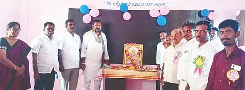 ದೇಸಾಯಿ ಭೋಗಾಪುರದ ಸರ್ಕಾರಿ ಹಿಪ್ರಾ ಶಾಲೆಯಲ್ಲಿ ಹೊಸ 4 ಕೊಠಡಿಗಳನ್ನು ಮಸ್ಕಿ ಶಾಸಕ ಬಸನಗೌಡ ತುರ್ವಿಹಾಳ ಅವರು ಸರಸ್ವತಿ ಭಾವಚಿತ್ರಕ್ಕೆ ಪೂಜೆ ಸಲ್ಲಿಸುವ ಮೂಲಕ ಉದ್ಘಾಟಿಸಿದರು. ಬಿಇಒ ಸುಜಾತಾ ಹೂನೂರು, ಸಿಆರ್‌ಪಿ ಶರಣಪ್ಪ ಮಾದರ್ ಇತರರಿದ್ದರು.