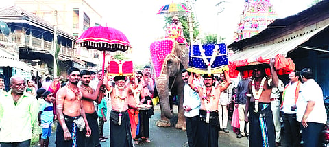 ಮೂಡಲಗಿ ಪಟ್ಟಣದಲ್ಲಿ ಆಯೋಜಿಸಿದ್ದ ಅಯ್ಯಪ್ಪ ಸ್ವಾಮಿ ಮೂರ್ತಿ ಜಂಬೂ ಸವಾರಿ ಮೆರವಣಿಗೆಯಲ್ಲಿ ಜರುಗಿತು. ಗುರುಸ್ವಾಮಿಗಳಾದ ರಾಜು ಶೆಟ್ಟಿ , ರವಿ, ಶಬರೀಶ ಘಣ್ಯಗಂ ಸೇರಿ ಮತ್ತಿತರರು ಭಾಗವಹಿಸಿದ್ದರು.