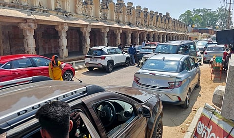 ಮೇಲುಕೋಟೆ ದೇವಾಲಯದ ಸುತ್ತ ಭಕ್ತರವಾಹನ ನಿಲುಗಡೆಯಿಂದಾಗಿ ವಾಹನದಟ್ಟಣೆ ಉಂಟಾಗಿರುವ ದೃಶ್ಯಗಳು 