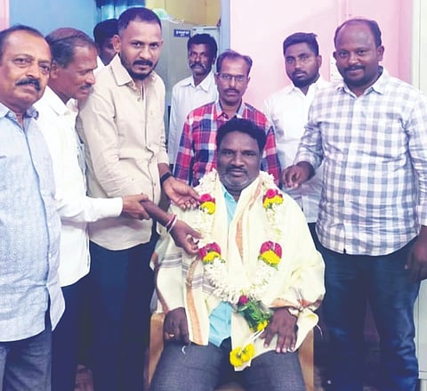 ತ್ವರಿತವಾಗಿ ಅರ್ಜಿ ವಿಲೇವಾರಿ ಮಾಡಿದ ಹಿನ್ನೆಲೆಯಲ್ಲಿ ಮಾನ್ವಿಯ ಕಂದಾಯ ಕಚೇರಿಯಲ್ಲಿ ಬುಧವಾರ ಉಪ ತಹಸೀಲ್ದಾರ್ ವಿರುಪಣ್ಣ ಅವರನ್ನು ಸಾಮಾಜಿಕ ಕಾರ್ಯಕರ್ತರಾದ ಸುರೇಶ ಕಾತರಕಿ, ಸೂಗಪ್ಪಗೌಡ ಹರವಿ ಇತರರು ಸನ್ಮಾನಿಸಿದರು. 