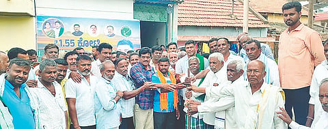 ಪಾಂಡವಪುರ ತಾಲೂಕು ಚಿಕ್ಕಮರಳಿ ಗ್ರಾಮದಲ್ಲಿ 1.55 ಕೋಟಿ ರೂ.ವೆಚ್ಚದಲ್ಲಿ ಗ್ರಾಮದ ಸಂಪರ್ಕ ರಸ್ತೆ ಅಭಿವೃದ್ಧಿ ಕಾಮಗಾರಿಗೆ ಶಾಸಕ ದರ್ಶನ್ ಪುಟ್ಟಣ್ಣಯ್ಯ ಭೂಮಿಪೂಜೆ ನೆರವೇರಿಸಿದರು.