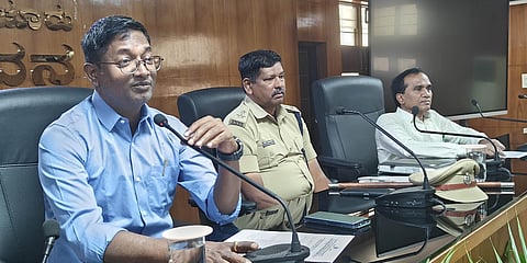 ರಾಯಚೂರಿನ ಜಿಲ್ಲಾಧಿಕಾರಿಗಳ ಭವನದಲ್ಲಿ ಶನಿವಾರ  ಎಡಿಸಿ ಶಿವಾನಂದ ಭಜಂತ್ರಿ ಅಧ್ಯಕ್ಷತೆಯಲ್ಲಿ  ಪಿಯುಸಿ ಪರೀಕ್ಷೆಯ ಪೂರ್ವಭಾವಿ ಸಭೆ ನಡೆಯಿತು.ಎಎಸ್ಪಿ ಕುಮಾರ ಸ್ವಾಮಿ, ಪಿಯು ಡಿಡಿಪಿಯು ಸೋಮಶೇಖರಪ್ಪ ಹೋಕ್ರಾಣಿ ಇದ್ದರು.