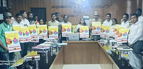 ರಾಯಚೂರಿನ ಜಿಲ್ಲಾಧಿಕಾರಿಗಳ ಭವನದಲ್ಲಿ ಸೋಮವಾರ ರಾಷ್ಟ್ರೀಯ ಪಲ್ಸ್ ಪೋಲಿಯೋ ಲಸಿಕಾ ಕಾರ್ಯಕ್ರಮದ ಅಂಗವಾಗಿ ಪಲ್ಸ್ ಪೋಲಿಯೋ ಪ್ರಚಾರದ ಪೋಸ್ಟರ್ ಹಾಗೂ ಲಸಿಕಾ ಕೇಂದ್ರದ ಕ್ಯೂ ಆರ್ ಕೋಡ್‌ನ್ನು ಜಿಲ್ಲಾಧಿಕಾರಿ ಪೂವಿತಾ ಎಸ್. ಬಿಡುಗಡೆ ಮಾಡಿದರು. ಜಿಪಂ ಸಿಇಓ ಈಶ್ವರ ಕುಮಾರ ಕಾಂದೊ, ಎಎಸ್ಪಿ  ಕುಮಾರಸ್ವಾಮಿ, ನಗರಾಭಿವೃದ್ಧಿ ಯೋಜನಾ ನಿರ್ದೇಶಕ ತಿಮ್ಮಪ್ಪ ಬಿರಾದರ, ಡಿಎಚ್‌ಓ ಡಾ ಸುರೇಂದ್ರ ಬಾಬು, ಪಲ್ಸ್ ಪೋಲಿಯೊ ಕಾರ್ಯಕ್ರಮದ ಅಧಿಕಾರಿ ಡಾ.ನಂದಿತಾ ಎಂ. ಎನ್., ಮಹಿಳಾ ಮತ್ತು ಮಕ್ಕಳ ಅಭಿವೃದ್ದಿ ಇಲಾಖೆಯ ಉಪ ನಿರ್ದೇಶಕಿ ಶರಣಮ್ಮ, ಕಾರ್ಮಿಕ ಇಲಾಖೆ ಜಿಲ್ಲಾ ಅಧಿಕಾರಿ ಆರತಿ ಇದ್ದರು.
