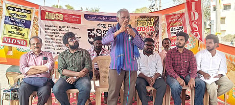 ರಾಯಚೂರಿನ ಡಾ.ಬಿ.ಆರ್.ಅಂಬೇಡ್ಕರ್ ವೃತ್ತದಲ್ಲಿ  ಭಾನುವಾರ ಎಐಡಿಎಸ್‌ಒ ಸಂಘಟನೆ ವತಿಯಿಂದ ಸರ್ಕಾರಿ ಶಾಲೆಯ ಉಳಿವಿಗಾಗಿ, ಕೆಪಿಎಸ್ ಮ್ಯಾಗ್ನೆಟ್ ಯೋಜನೆ ವಿರೋಧಿಸಿ ಹಮ್ಮಿಕೊಂಡ ಜಿಲ್ಲಾ ಮಟ್ಟದ ಸಮಾವೇಶದಲ್ಲಿ ದಲಿತ ಸಂಘದ ಜಿಲ್ಲಾ ಸಂಚಾಲಕ ಎಂ.ಆರ್.ಭೇರಿ ಮಾತನಾಡಿದರು. ಎಐಡಿಎಸ್‌ಒ ರಾಜ್ಯ ಕಾರ್ಯದರ್ಶಿ ಅಜಯ್ ಕಾಮತ್, ಪ್ರಮುಖರಾದ ಎನ್.ಎಸ್.ವೀರೇಶ, ಚೆನ್ನಬಸವ ಜಾನೇಕಲ್, ಮಹೇಶ ಚೀಕಲಪರ್ವಿ, ಹಯ್ಯಳಪ್ಪ, ಕಲ್ಯಾಣ ಇದ್ದರು.