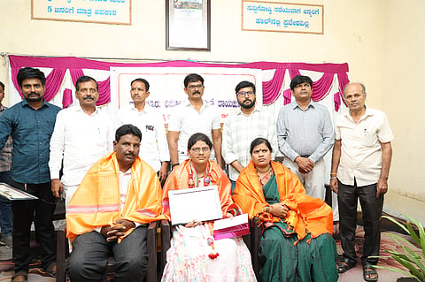 ರಾಯಚೂರಿನ ಪತ್ರಿಕಾ ಭವನದಲ್ಲಿ ರಿಪೋರ್ಟ್ ರ್ಸ್ ಗಿಲ್ಡ್ ನಿಂದ ಪತ್ರಕರ್ತರ ಮಕ್ಕಳಿಗಾಗಿ ಎಸ್‌ಎಸ್‌ಎಲ್‌ಸಿ ಹಾಗೂ ಪಿಯುಸಿಯಲ್ಲಿ ಹೆಚ್ಚಿನ ಅಂಕ ಪಡೆದ ವಿದ್ಯಾರ್ಥಿಗಳಿಗೆ ಹಮ್ಮಿಕೊಂಡ ಪ್ರತಿಭಾ ಪುರಸ್ಕಾರ ಕಾರ್ಯಕ್ರಮದಲ್ಲಿ  ವಿಜಯವಾಣಿ ಪತ್ರಿಕೆಯ ಜಿಲ್ಲಾ ಛಾಯಾಗ್ರಾಹಕ ಸುರೇಶ ಸ್ವಾಮಿ ಪುತ್ರಿ ಸ್ವಪ್ನಾ ಸುರೇಶಸ್ವಾಮಿ ಕುಟುಂಬವನ್ನು ಸನ್ಮಾನಿಸಲಾಯಿತು. ಹಿರಿಯ ಪತ್ರಕರ್ತ  ಸುಶೀಲೇಂದ್ರ ಸೋದೆಗಾರ, ಗಿಲ್ಡ್ ಅಧ್ಯಕ್ಷ ವಿಜಯಕುಮಾರ ಜಾಗಟಗಲ್,ಕಾರ್ಯದರ್ಶಿ ವೆಂಕಟೇಶ ಹೂಗಾರ ,ಸದಸ್ಯ  ಕೆ.ಸತ್ಯ ನಾರಾಯಣ, ಸಂಪಾದಕರ ಸಂಘದ ಅಧ್ಯಕ್ಷ ಚನ್ನಬಸವ ಬಾಗಲವಾಡ, ಕೆ.ಶಿವರಾಜ ಇದ್ದರು.