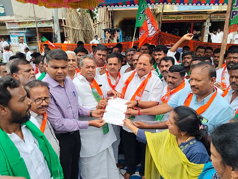ಮಳೆ ಕೊರತೆಯಿಂದ ತಾಲೂಕಿನ ರೈತರು ತೀವ್ರ ಸಂಕಷ್ಟಕ್ಕೆ ಸಿಲುಕಿದ್ದು, ಬೆಳೆಗಳು ಸಂಪೂರ್ಣ ಒಣಗಿರುವ ಹಿನ್ನಲೆಯಲ್ಲಿ ಮಾನ್ವಿ ತಾಲೂಕನ್ನು ಕೂಡಲೇ ಬರಗಾಲ ಪೀಡಿತ ಪ್ರದೇಶವೆಂದು ಘೋಷಿಸಬೇಕೆಂದು ಒತ್ತಾಯಿಸಿ ಪಟ್ಟಣದ ಬಸವ ವೃತ್ತದಲ್ಲಿ ಬುಧವಾರ ಬಿಜೆಪಿ ತಾಲೂಕು ಘಟಕದಿಂದ ಆಹಾರ ಇಲಾಖೆಯ ಉಪನಿರ್ದೇಶಕ ನೇಜಿರ್ ಅಹ್ಮದ್ ಅವರಿಗೆ ಮನವಿ ಸಲ್ಲಿಸಿದರು. ಮಾಜಿ ಶಾಸಕರಾದ ಬಸನಗೌಡ ಬ್ಯಾಗವಾಟ, ಗಂಗಾಧರ ನಾಯಕ, ಬಿಜೆಪಿ ಮಂಡಲ ಅಧ್ಯಕ್ಷ ವೀರಭದ್ರಗೌಡ ಭೋಗಾವತಿ, ಟಿಎಪಿಸಿಎಂಎ ಅಧ್ಯಕ್ಷ ತಿಮ್ಮಾರೆಡ್ಡಿಗೌಡ, ಜೆ. ಸುಧಾಕರ, ಮಲ್ಲಿಕಾರ್ಜುನ ಜಕ್ಕಲದಿನ್ನಿ,  ಬಸವರಾಜ ನಕ್ಕುಂದಿ, ಉಮೇಶ  ಸಜ್ಜನ, ಚಂದ್ರಕಲಾ ಸ್ವಾಮಿ, ಸಿದ್ದಪ್ಪ ಕಣ್ಣೂರು ಇದ್ದರು.