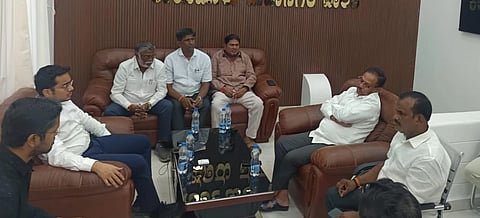 ಬೇಸಿಗೆ ನಿಮಿತ್ತ ನಗರಕ್ಕೆ ಸಮಪರ್ಕ ನೀರು ಒದಗಿಸಲು ಪಾಲಿಕೆ ಆಯುಕ್ತರ ಕಚೇರಿಯಲ್ಲಿ  ಭಾನುವಾರ ಪಾಲಿಕೆ ಆಯುಕ್ತ ಜುಬಿನ್ ಮೊಹಪಾತ್ರ ಜತೆಗೆ ನಗರ ಶಾಸಕ ಡಾ.ಶಿವರಾಜ ಪಾಟೀಲ್  ಪೂರ್ವಭಾವಿ ಸಭೆ ಮಾಡಿದರು. ಪಾಲಿಕೆ ಮಾಜಿ ಸದಸ್ಯರುಗಳಾದ ಇ.ಶಶಿರಾಜ, ಆಂಜಿನೇಯ್ಯ ಫೋಗಲ್, ರವೀಂದ್ರ ಜಲ್ದಾರ, ಕಡಗೋಳ ಆಂಜಿನೇಯ್ಯ ಇದ್ದರು.