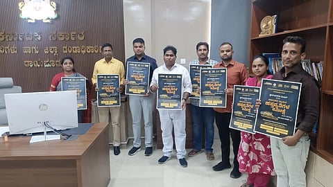 ರಾಯಚೂರಿನ ಜಿಲ್ಲಾಧಿಕಾರಿ ಕಚೇರಿಯಲ್ಲಿ ಗುರುವಾರ ಜ್ಞಾನ ಭಾರತ ಮಿಷನ್ ಯೋಜನೆಯಡಿ ರಾಷ್ಟ್ರೀಯ ಹಸ್ತ ಪ್ರತಿ ಸಮೀಕ್ಷಾ ಕಾರ್ಯಕ್ಕೆ ಜಿಲ್ಲಾಧಿಕಾರಿ ಪೂವಿತಾ ಎಸ್.ಪೋಸ್ಟರ್ ಬಿಡುಗಡೆ ಮಾಡಿದರು. ಪ್ರವಾಸೋದ್ಯಮ ಇಲಾಖೆಯ ಸಹಾಯಕ ನಿರ್ದೇಶಕರಾದ ನಜೀರ್ ಅಹ್ಮದ್, ಅಪರ ಜಿಲ್ಲಾಧಿಕಾರಿ ಶಿವಾನಂದ, ಜಿಲ್ಲಾ ಪುರಾತತ್ವ ಸಂರಕ್ಷಣಾಧಿಕಾರಿ ಶಿವಬಸವ, ಆಹಾರ ಇಲಾಖೆಯ ಜಿಲ್ಲಾ ವ್ಯವಸ್ಥಾಪಕ ಜಿ.ಹರೀಶ, ಪ್ರವಾಸೋದ್ಯಮ ಇಲಾಖೆಯ ಪ್ರಥಮ ದರ್ಜೆ ಸಹಾಯಕಿ ಕವಿತಾ ಇದ್ದರು.