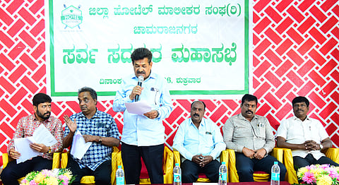 ಚಾಮರಾಜನಗರದ  ಸತ್ಯಮಂಗಲ ರಸ್ತೆಯಲ್ಲಿರುವ ಖಾಸಗಿ ಹೋಟೆಲ್‌ನಲ್ಲಿ ಭಾನುವಾರ ನಡೆದ ಹೋಟೆಲ್ ಮಾಲೀಕರ ಸಂಘದ ಸರ್ವ ಸದಸ್ಯರ ಸಭೆಯಲ್ಲಿ ಎಂ.ನಂದ್ಯಪ್ಪಶೆಟ್ಟಿ ಮಾತನಾಡಿದರು. ಎಸ್.ಪ್ರತಾಪ್, ಶ್ರೀನಿವಾಸರಾವ್, ಸಿ.ಒ.ಪಾಪಣ್ಣ, ಜಿ.ಅಂಕಶೆಟ್ಟಿ, ವಿಜಯ್‌ಕುಲಾಲ್, ಕಾರ್ತಿಕ್ ಇದ್ದರು. 