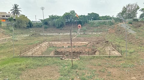 ಚಾಮರಾಜನಗರದ ಖಾಸಗಿ ಬಸ್ ನಿಲ್ದಾಣದ ಬಳಿ ಇರುವ ದೊಡ್ಡರಸನಕೊಳ ಅಭಿವೃದ್ಧಿ ಕಾಣದೆ ಹಾಳಾಗಿರುವುದು. 