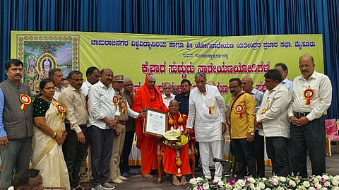 ಚಾಮರಾಜನಗರದ ವರನಟ ಡಾ.ರಾಜ್‌ಕುಮಾರ್ ಜಿಲ್ಲಾ ರಂಗಮಂದಿರದಲ್ಲಿ ಆಯೋಜಿಸಿದ್ದ ಕಾರ್ಯಕ್ರಮದಲ್ಲಿ ಮೈಸೂರಿನ ಶ್ರೀರಾಮಕೃಷ್ಣಾಶ್ರಮ ಅಧ್ಯಕ್ಷ ಸ್ವಾಮಿ ಮುಕ್ತಿದಾನಂದಜಿ ಮಹಾರಾಜ್ ಅವರು ‘ಯತೀಂದ್ರ ಶ್ರೀ’ ಪ್ರಶಸ್ತಿ ಸ್ವೀಕರಿಸಿದರು. ಶ್ರೀಶಿವರಾತ್ರಿದೇಶಿಕೇಂದ್ರ ಸ್ವಾಮೀಜಿ, ಡಾ.ಎಂ.ಆರ್.ಜಯರಾಮ್, ಡಾ.ಎಚ್.ಎ.ವೆಂಕಟೇಶ್, ಪ್ರೊ.ಎಂ.ಆರ್.ಗಂಗಾಧರ್, ಎಂ.ಮುತ್ತುರಾಜು, ಎಂ.ಜಿ.ಸುದೀಪ್ ಇನ್ನಿತರರಿದ್ದರು. 
