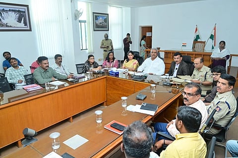 ಚಾಮರಾಜನಗರದ ಜಿಲ್ಲಾಧಿಕಾರಿ ಕಚೇರಿಯಲ್ಲಿ ನಡೆದ ಸಭೆಯಲ್ಲಿ ಸಚಿವ ಕೆ.ವೆಂಕಟೇಶ್ ಮಾತನಾಡಿದರು. ಶ್ರೀರೂಪಾ, ಮೋನಾರೋತ್, ಮುತ್ತುರಾಜು, ಟಿ.ಜವರೇಗೌಡ, ಶಶಿಧರ್ ಇತರರು ಹಾಜರಿದ್ದರು. 