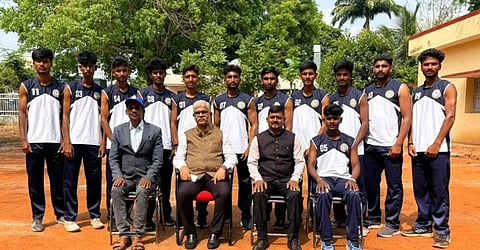 ಚಾಮರಾಜನಗರದ ಸರ್ಕಾರಿ ಪ್ರಥಮ ದರ್ಜೆ ಮಹಿಳಾ ಕಾಲೇಜು ಆವರಣದಲ್ಲಿ ಖೋಖೋ ಕ್ರೀಡಾಪಟುಗಳಿಗೆ ಕುಲಪತಿ ಪ್ರೊ.ಎಂ.ಆರ್.ಗಂಗಾಧರ್ ಅಭಿನಂದನೆ ಸಲ್ಲಿಸಿದರು. ಡಾ.ಶಾಂತರಾಜು, ಜಿ.ಬಂಗಾರು, ಜಿ.ಮಹಾದೇವಸ್ವಾಮಿ, ಎನ್.ಸಂದೀಪ್, ಪಿ.ಯೋಗೇಶ್, ಎಲ್.ಚೇತನ್‌ಕುಮಾರ್, ಎನ್.ಕಾರ್ತೀಕ್, ಮನೋಜ್, ಪ್ರೀತಮ್, ಪ್ರಜ್ವಲ್ ಇನ್ನಿತರರಿದ್ದರು. 