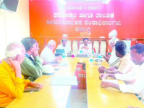 ಸವದತ್ತಿ ತಹಸೀಲ್ದಾರ್ ಕಾರ್ಯಾಲಯದಲ್ಲಿ ಹಮ್ಮಿಕೊಂಡಿದ್ದ ಸಭೆಯಲ್ಲಿ ಸತೀಶಕುಮಾರ ಎಂ. ಮಾತನಾಡಿದರು. ಮಲ್ಲಿಕಾರ್ಜುನ ಹೆಗ್ಗನ್ನವರ, ಎಸ್.ಎಸ್.ವನಕಿ, ಎಂ.ಎಂ.ಮಾಹುತ ಇತರರಿದ್ದರು.