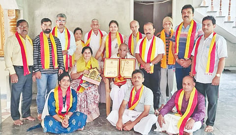 ಸಿದ್ದಾಪುರ ತಾಲೂಕಿನ ಗೋಳಗೋಡಿನಲ್ಲಿ ತಾಲೂಕು ಕಸಾಪದಿಂದ ಕೆ.ಪಿ.ಹೆಗಡೆ ಗೋಳಗೋಡ ದಂಪತಿಯನ್ನು ಅಭಿನಂದಿಸಲಾಯಿತು. ಚಂದ್ರಶೇಖರ ನಾಯ್ಕ, ಜಿ.ಪಿ. ಹೆಗಡೆ, ಸುಜಾತಾ ಹೆಗಡೆ, ಪಿ.ಬಿ. ಹೊಸೂರು, ಪ್ರಶಾಂತ ಶೇಟ್, ರಮೇಶ ಹೆಗಡೆ, ದತ್ತಾತ್ರೆಯ ಹೆಗಡೆ, ಎನ್.ಜಿ. ಹೆಗಡೆ ಇತರರಿದ್ದರು.