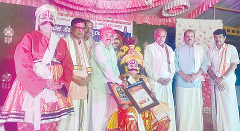ಸಿದ್ದಾಪುರ ತಾಲೂಕಿನ ಕಲಗದ್ದೆಯಲ್ಲಿ ಗೋಡೆನಾರಾಯಣ ಹೆಗಡೆ ಅವರಿಗೆ ಯಕ್ಷನಾಟ್ಯ ಅನುಗ್ರಹ ಪ್ರಶಸ್ತಿ ನೀಡಿ ಗೌರವಿಸಲಾಯಿತು. ಆರ್.ಎಂ. ಹೆಗಡೆ, ಮೋಹನ ಹೆಗಡೆ, ವಿನಾಯಕ ಹೆಗಡೆ, ಸುರೇಶ್ಚಂದ್ರ ಹೆಗಡೆ, ಕೇಶವ ಹೆಗಡೆ, ವಿ. ಶೇಷಗಿರಿ ಭಟ್ಟ ಇತರರಿದ್ದರು. 