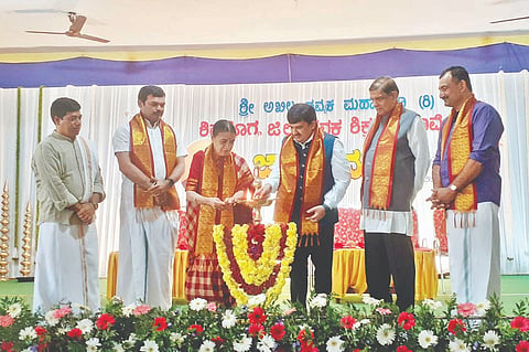 ಸಾಗರದಲ್ಲಿ ಅಖಿಲ ಹವ್ಯಕ ಮಹಾಸಭಾದಿಂದ ಆಯೋಜಿಸಿದ್ದ ಶಿವಮೊಗ್ಗ ಜಿಲ್ಲಾ ಹವ್ಯಕ ಶಿಕ್ಷಕ ಸಮಾವೇಶವನ್ನು ಸಾಹಿತಿ ಭುವನೇಶ್ವರಿ ಹೆಗಡೆ ಉದ್ಘಾಟಿಸಿದರು. ಡಾ. ಗಿರಿಧರ ಕಜೆ, ಪ್ರಸನ್ನ ಕೆರೆಕೈ, ಆರ್.ಎಂ.ಹೆಗಡೆ ಬಾಳೆಸರ ಮತ್ತಿತರರಿದ್ದರು.