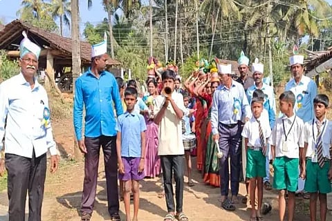 ಸೊರಬ ತಾಲೂಕಿನ ಹಾಲಗಳಲೆ ಗ್ರಾಮದ ಸರ್ಕಾರಿ ಕಿರಿಯ ಪ್ರಾಥಮಿಕ ಶಾಲೆಯಲ್ಲಿ ಆಯೋಜಿಸಿದ್ದ ಶಿಗ್ಗಾ ಕ್ಲಸ್ಟರ್ ಮಟ್ಟದ ಕಲಿಕಾ ಹಬ್ಬದ ಅಂಗವಾಗಿ ಮಕ್ಕಳು ಮತ್ತು ಪಾಲಕರು ಕುಂಭ ಹೊತ್ತು ಮೆರವಣಿಗೆ ನಡೆಸಿದರು. ಎಚ್.ಬಿ.ರಮೇಶ್, ಶಶಿಧರ, ಭಾರತಿ ಇತರರಿದ್ದರು.