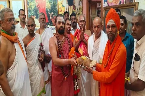 ಸೊರಬ ತಾಲೂಕಿನ ಜಡೆ ಸಂಸ್ಥಾನ ಮಠಕ್ಕೆ ಭೇಟಿ ನೀಡಿದ್ದ ಶೃಂಗೇರಿಯ ಶ್ರೀ ವಿಧುಶೇಖರ ಭಾರತೀ ಸ್ವಾಮೀಜಿ ಅವರಿಗೆ ಜಡೆ ಮಠದ ಶ್ರೀ ಮಹಾಂತ ಸ್ವಾಮೀಜಿ ಫಲ-ಪುಷ್ಪ ಸಮರ್ಪಿಸಿ ಗೌರವಿಸಿದರು.