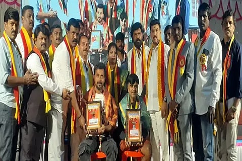 ಕನ್ನಡ ರಾಜ್ಯೋತ್ಸವದ ಅಂಗವಾಗಿ ಸೊರಬದಲ್ಲಿ ಆಯೋಜಿಸಿದ್ದ ನೃತ್ಯ ಸ್ಪರ್ಧೆ ಕಾರ್ಯಕ್ರಮದಲ್ಲಿ ನೃತ್ಯ ಕ್ಷೇತ್ರದ ಸಾಧಕರಾದ ಕರಿಬಸಪ್ಪ, ಸ್ಟೀವನ್ ಮಾಸ್ಟರ್ ಅವರಿಗೆ ಪ್ರಶಸ್ತಿ ಪ್ರದಾನ ಮಾಡಲಾಯಿತು. ಡಿ.ಪರಮೇಶ್ವರಪ್ಪ, ಎಸ್.ಮಂಜುನಾಥ್, ಹೊನ್ನಪ್ಪ, ರಾಘವೇಂದ್ರ, ದೀಪಾ ಇತರರಿದ್ದರು.
