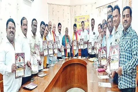 ಸೊರಬದ ಪ್ರವಾಸಿ ಮಂದಿರದಲ್ಲಿ ತಾಲೂಕು ಕನ್ನಡ ಸಾಹಿತ್ಯ ಪರಿಷತ್‌ನ ನೂತನ ಕನ್ನಡ ಭವನ ಉದ್ಘಾಟನೆ, 10ನೇ ಕನ್ನಡ ಸಾಹಿತ್ಯ ಸಮ್ಮೇಳನದ ಆಹ್ವಾನ ಪತ್ರಿಕೆ ಬಿಡುಗಡೆ ಮಾಡಲಾಯಿತು. ಗಣಪತಿ ಹುಲ್ತಿಕೊಪ್ಪ, ಷಣ್ಮುಖಾಚಾರ್, ರಾಜಪ್ಪ ಮಾಸ್ತರ್ ಇತರರಿದ್ದರು.