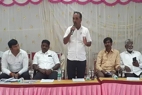 ಸೊರಬದಲ್ಲಿ ಆಯೋಜಿಸಿದ್ದ ಆಶ್ರಯ ಸಮಿತಿ ಸಭೆಯಲ್ಲಿ ಅಧ್ಯಕ್ಷ ಪ್ರಶಾಂತ ಮೇಸ್ತ್ರಿ ಮಾತನಾಡಿದರು. ಚಂದನ್, ಸುಹಾಸ್, ಹನುಮಂತಪ್ಪ ಇತರರಿದ್ದರು.