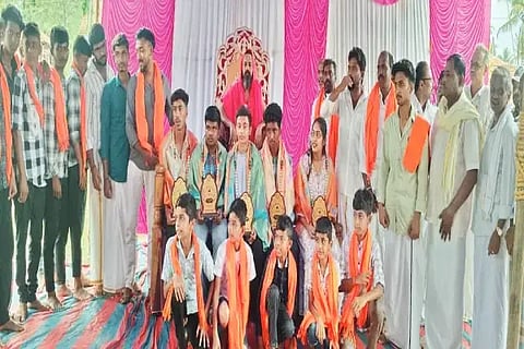 ಸೊರಬದ ಗುಂಜನೂರು ಗ್ರಾಮದ ಪೆದ್ದಯ್ಯ ಹಾಗೂ ಸಿದ್ದಯ್ಯ ಸ್ವಾಮಿಗಳ ಮಠದ ಹಾಗೂ ಚೌಡೇಶ್ವರಿ ದೇವಿ ವಾರ್ಷಿಕೋತ್ಸವದ ನಿಮಿತ್ತ ಹಮ್ಮಿಕೊಂಡಿದ್ದ ಧರ್ಮಸಭೆಯಲ್ಲಿ ವಿದ್ಯಾರ್ಥಿಗಳಿಗೆ ಪ್ರತಿಭಾ ಪುರಸ್ಕಾರ ನೀಡಿ ಗೌರವಿಸಲಾಯಿತು. ಸುರೇಂದ್ರ ಗೌಡ, ಮಾಲತೇಶ ಗೌಡ ಇತರರಿದ್ದರು.
