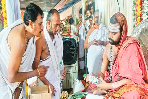 ಶೃಂಗೇರಿಯಲ್ಲಿ ಪರಿಸರ ಸ್ನೇಹಿ ವಸ್ತುವನ್ನು ಜಗದ್ಗುರು ಶ್ರೀ ವಿಧುಶೇಖರ ಭಾರತೀ ಸ್ವಾಮೀಜಿ ಬಿಡುಗಡೆಗೊಳಿಸಿದರು. ನವೀನ್ ಕುಮಾರ್,ಯಶವಂತನಾರಾಯಣ ಇದ್ದರು.