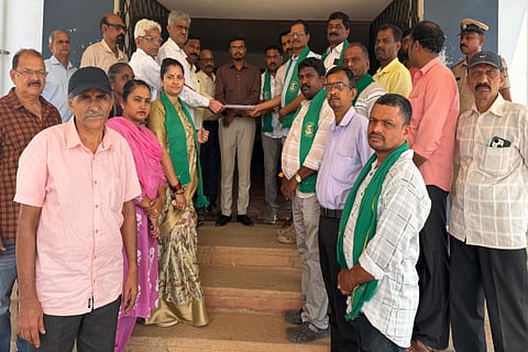 ಮಾನವ-ಪ್ರಾಣಿ ಸಂಘರ್ಷ ಕುರಿತು ಸರ್ಕಾರ ಶಾಶ್ವತ ಪರಿಹಾರ ನೀಡಬೇಕು ಎಂದು ಒತ್ತಾಯಿಸಿ ಶೃಂಗೇರಿ ಕ್ಷೇತ್ರ ಒಕ್ಕೂಟದಿಂದ ತಹಸೀಲ್ದಾರ್ ಅನುಪ್ ಸಂಜೋಗ್‌ಗೆ ಮನವಿ ಸಲ್ಲಿಸಿದರು.