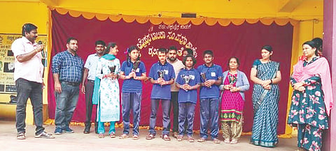 ಬ್ಯಾಗ್‌ಲೆಸ್ ಡೇ ಅಂಗವಾಗಿ ವಿಘ್ನೇಶ್ವರ ವಿದ್ಯಾಸಂಸ್ಥೆಯಲ್ಲಿ ಏರ್ಪಡಿಸಿದ್ದ ಕಾರ್ಯಕ್ರಮದಲ್ಲಿ ಪಾಲ್ಗೊಂಡಿದ್ದ ವಿದ್ಯಾರ್ಥಿಗಳು.